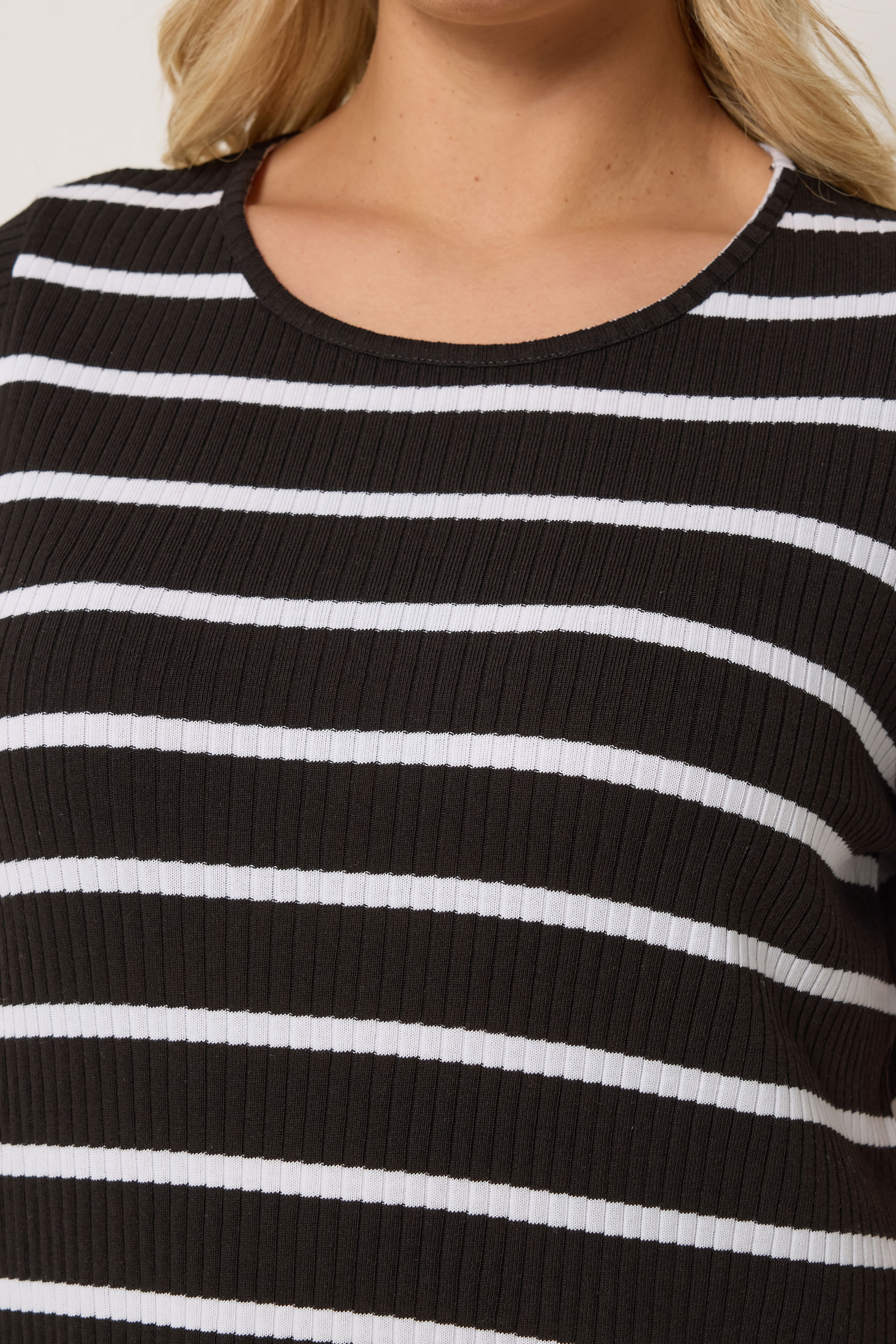 https://cdn.yoursclothing.com/Images/ProductImages/f2adce4f-00f6-41_304936_D.jpg