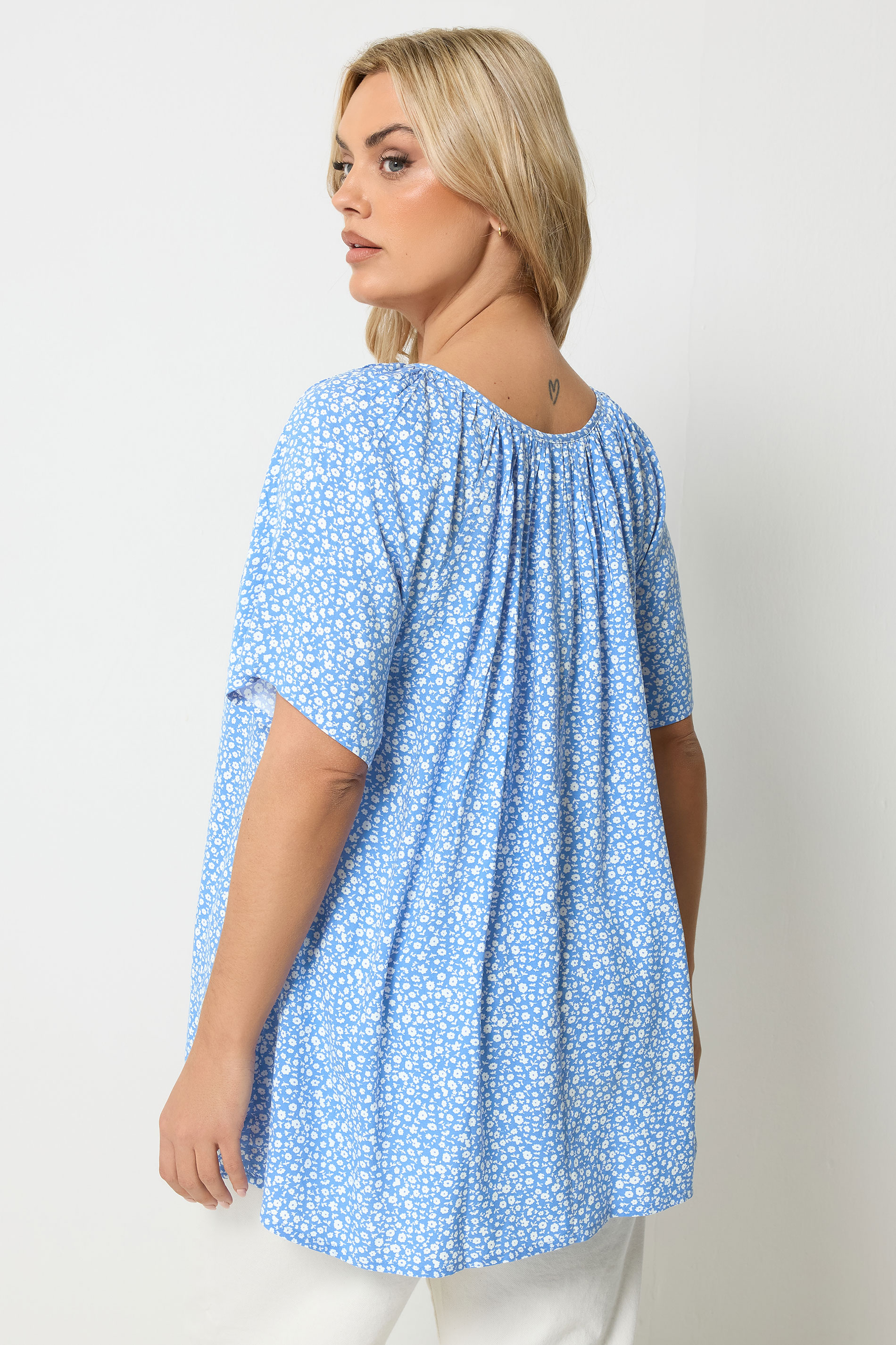 YOURS Plus Size Blue Floral Short Sleeve Pintuck Blouse | Yours Clothing 2