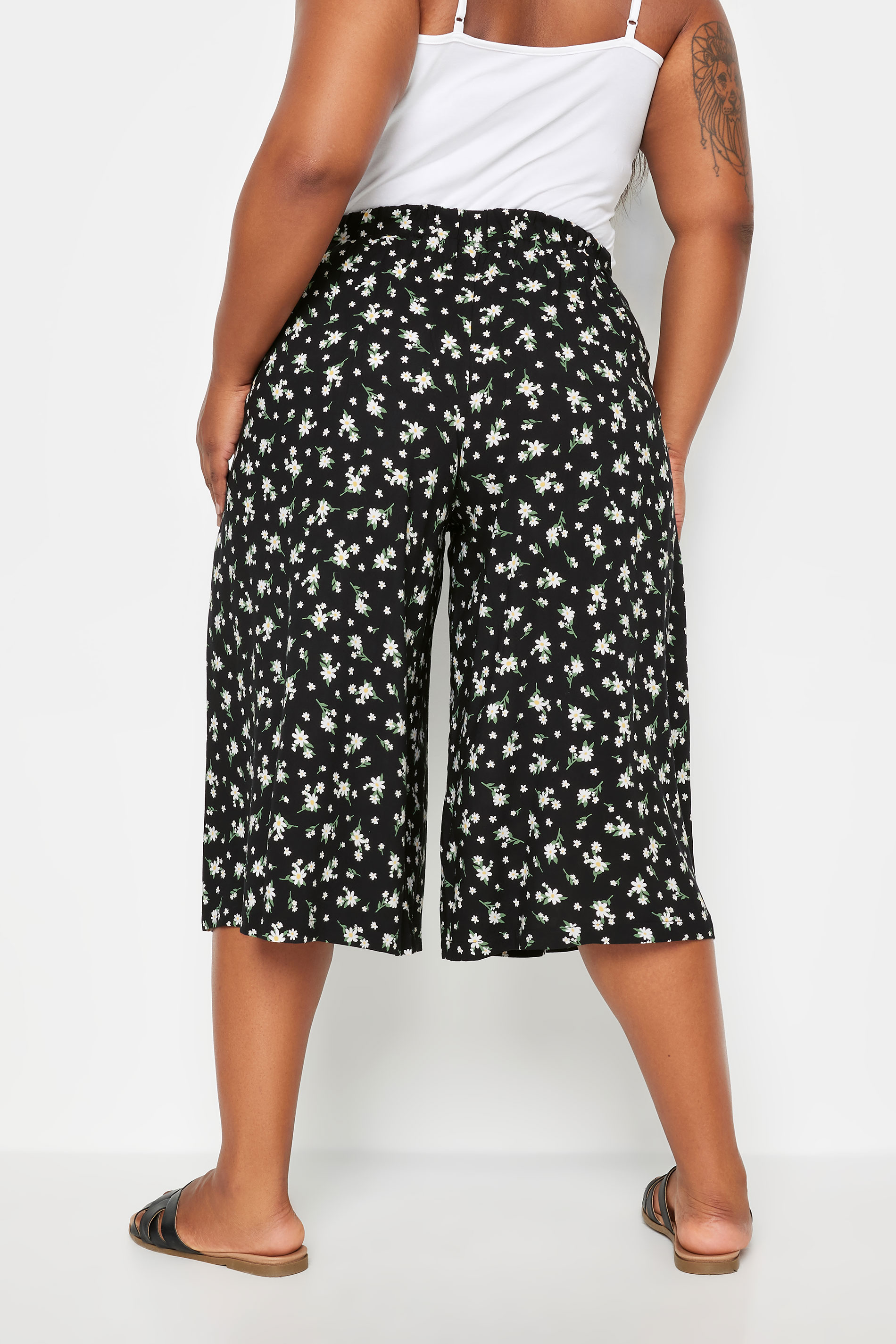 YOURS Plus Size Black Daisy Print Culottes | Yours Clothing 3